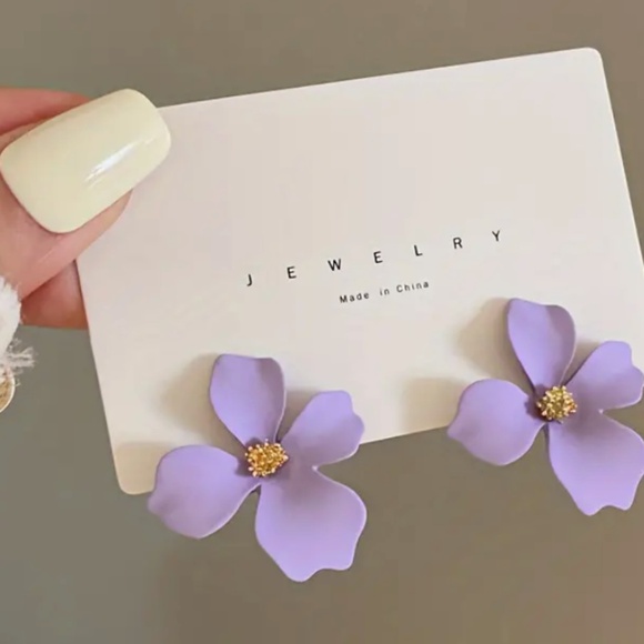 Jewelry - Women's Purple Flower Earrings